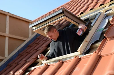 Pose de fenêtres de toit Velux à Huismes